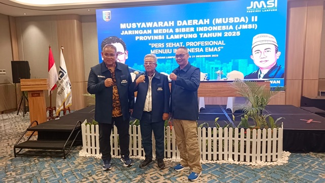 Ketua JMSI Lampung periode 2025-2030, Ahmad Novriwan (tengah) didampingi Ketua Umum JMSI, Teguh Santosa dan Ketua Harian JMSI, Ari Rahman. (Foto: JMSI)