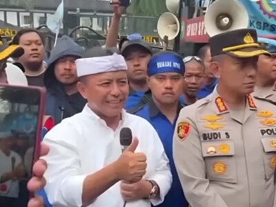Sekda Jabar, Herman Suryatman dan Kapolrestabes Bandung, Kombes Pol Budi Sartono menemui pengunjuk rasa di depan Gedung Sate. (Tangkapan layar Humas Polda Jabar)