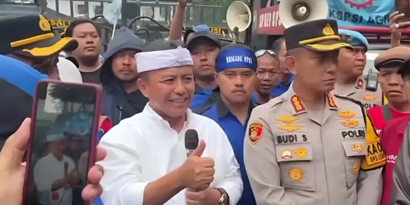 Sekda Jabar, Herman Suryatman dan Kapolrestabes Bandung, Kombes Pol Budi Sartono menemui pengunjuk rasa di depan Gedung Sate. (Tangkapan layar Humas Polda Jabar)